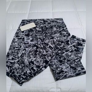 Lululemon Wunder Under HR Tight*F.  
NWT B&W Print. Full-On® Luxtreme fabric.